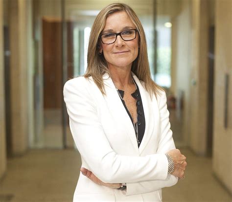 angela ahrendts strategia burberry|burberry reputation.